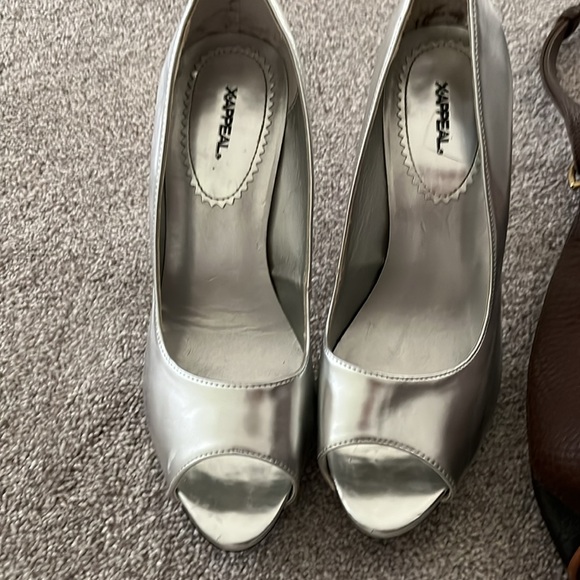 2 pair of shoes. Silver and navy blue 8.5m - Picture 2 of 7